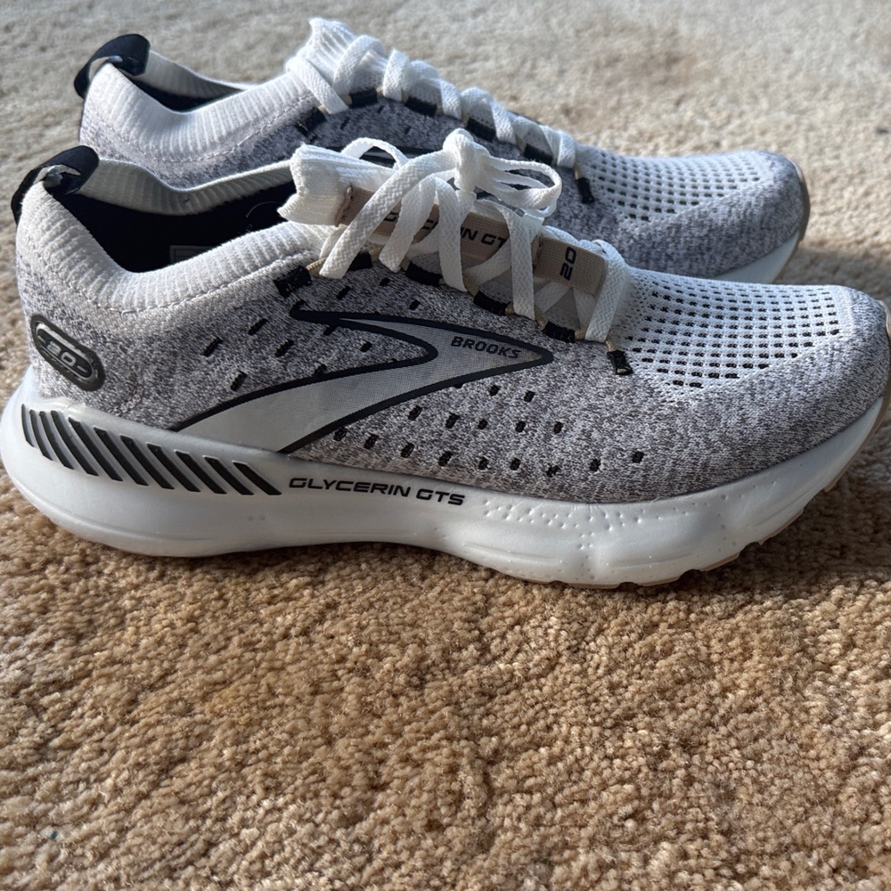 Brooks Glycerin GTS Athletic Shoes in Gray and White. NEVER WORN